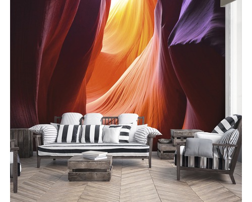 Wohnzimmer mit gemusterter Fototapete, Sofa und Sessel