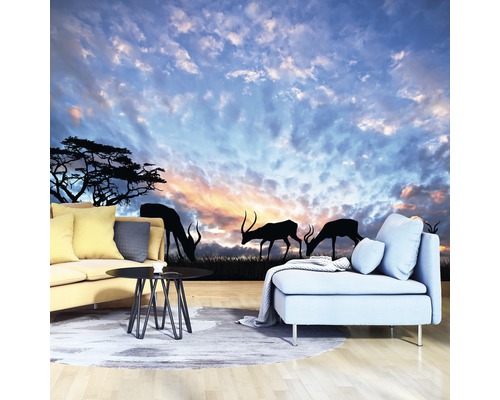 Wohnraum mit Fototapete mit afrikanischer Landschaft, inklusive Antilopen Silhouette