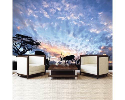 Szene mit zwei Sesseln und einem Couchtisch vor einer Wandtapete mit Savannenmotiv