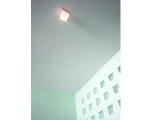 Deckenleuchte an einer Zimmerdecke in einem Raum.