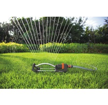 Gartensprenger auf Rasen im Betrieb.