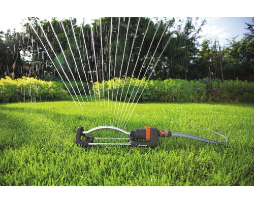 Gartensprenger auf Rasen im Betrieb.