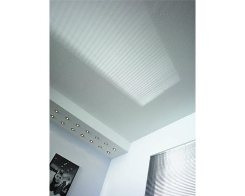 Decke mit Schatten von Jalousien, Einbauspots und gerahmtem Bild