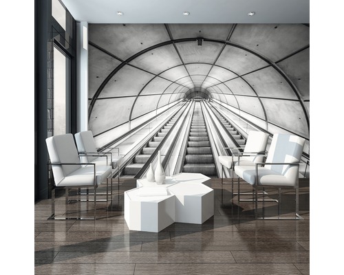 Fototapete mit einer Schwarz-Weiss-Aufnahme einer Rolltreppe in einem U-Bahn-Schacht in einem modern eingerichteten Wohnzimmer.