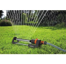 Gartensprenger bewässert Rasenfläche