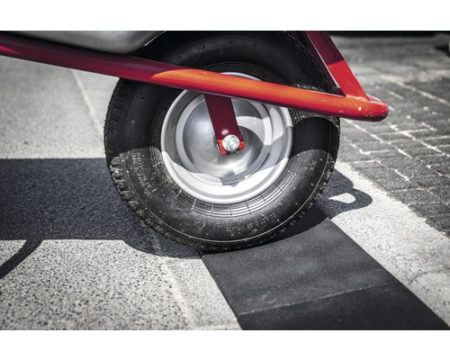 Rad eines Bollerwagens auf Pflastersteinen