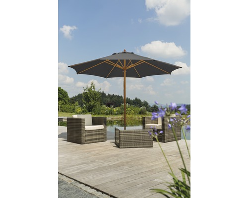 Gartensitzgruppe mit zwei Sesseln, einem Tisch und einem Sonnenschirm auf einer Holzterrasse