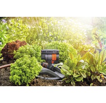 Gardena Vielflächenregner im Einsatz zur Gartenbewässerung zwischen Pflanzen