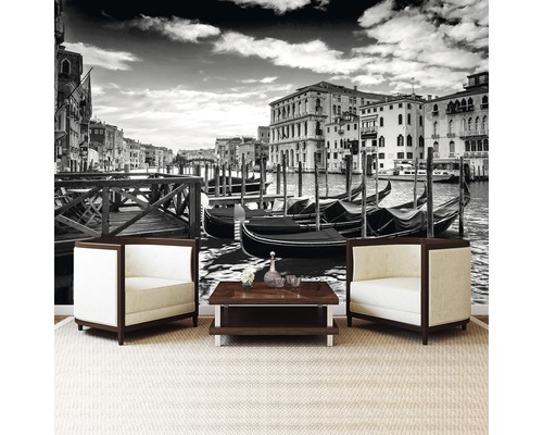 Wohnzimmer mit Fototapete Venedig Motiv, zwei Sesseln und Couchtisch