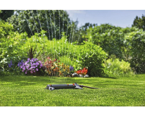 Rasensprenger im Einsatz auf einer grünen Rasenfläche