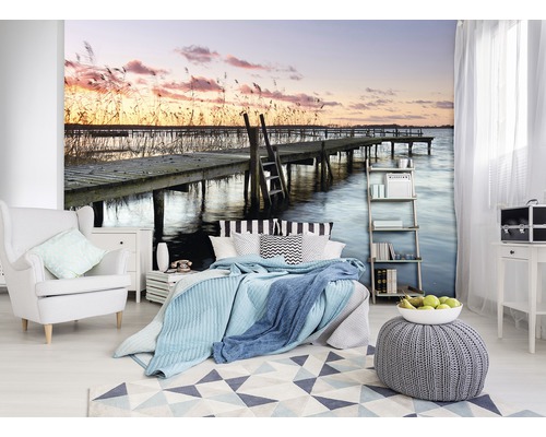 Schlafzimmer mit Fototapete mit einem Steg über einem See bei Sonnenuntergang