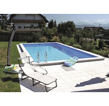 Rechteckiger Pool im Garten mit Sonnenliegen und aufblasbarem Spielzeug