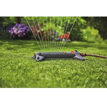 Rasensprenger im Garten beim Bewässern des Rasens