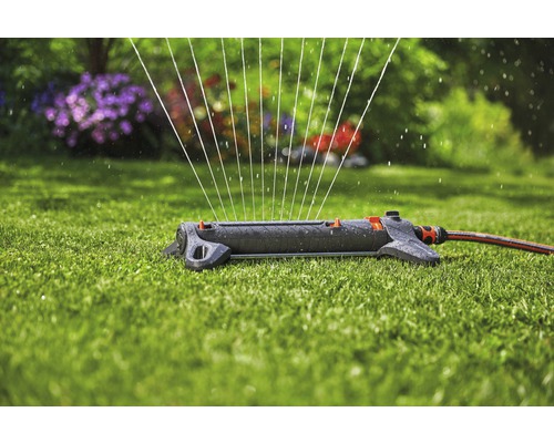 Rasensprenger im Garten beim Bewässern des Rasens