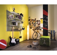 Jugendzimmer mit Regalsystem, Gitarre, Fahrrad und Dekorationen für einen individuellen Stil.