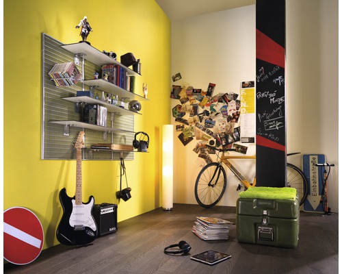 Jugendzimmer mit Regalsystem, Gitarre, Fahrrad und Dekorationen für einen individuellen Stil.