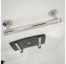 Duschsitz mit Haltegriff im Badezimmer.