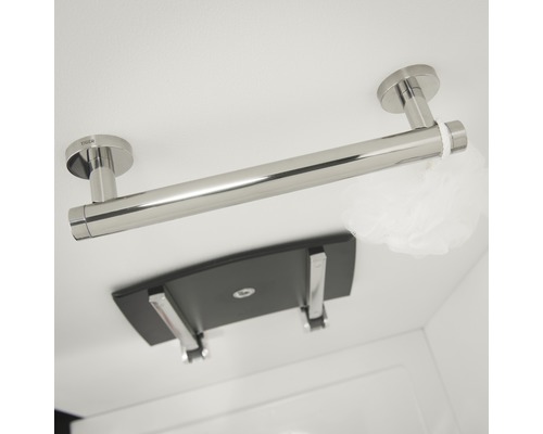 Duschsitz mit Haltegriff im Badezimmer.
