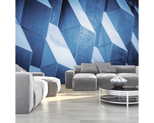 Wohnzimmer mit blauem 3D-Würfel-Tapetenmuster und grauer Couchgarnitur