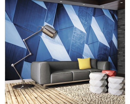 Wohnzimmer mit Sofa, Stehlampe und Fototapete mit geometrischem Design