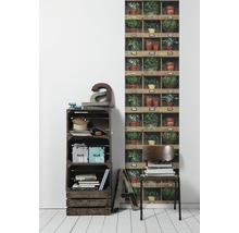 Raumgestaltung mit Pflanzenmotiv-Tapete, Holzregal und Stuhl mit Büchern