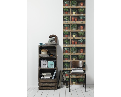 Raumgestaltung mit Pflanzenmotiv-Tapete, Holzregal und Stuhl mit Büchern