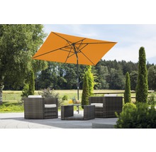 Gartenszene mit rechteckigem Sonnenschirm, Rattansesseln und Tisch im Freien.