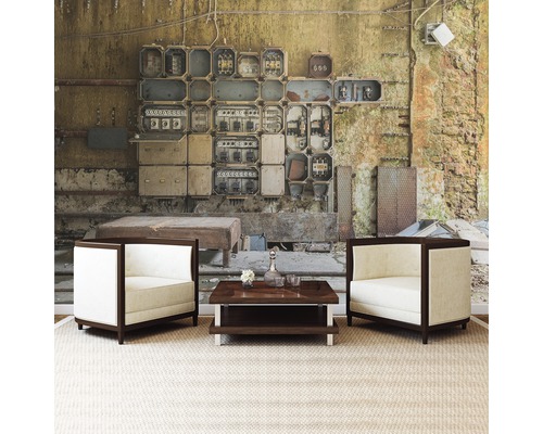 Wohnzimmer-Szene mit zwei Sesseln und einem Couchtisch vor einer Wandtapete mit Schalttafel-Motiv