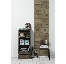 Dekoratives Zimmer mit Weinkistenmotiv-Tapete, Regal und Stuhl