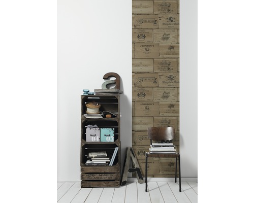 Dekoratives Zimmer mit Weinkistenmotiv-Tapete, Regal und Stuhl