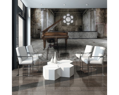 Raumgestaltung mit Klavier, Stühlen und Tisch