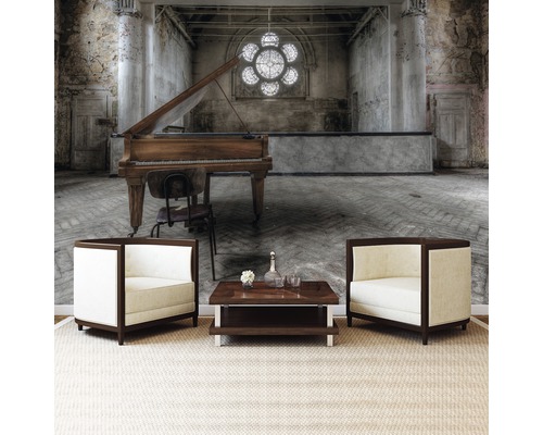 Zwei Sessel und ein Couchtisch in einem Raum mit einem Klavier.