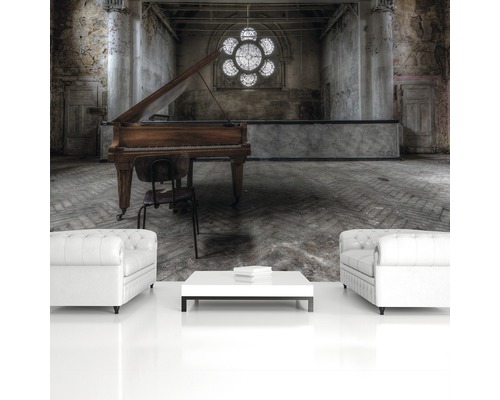 Wandbild mit Abbildung eines Flügels in einem Raum mit zwei Sesseln und einem Tisch