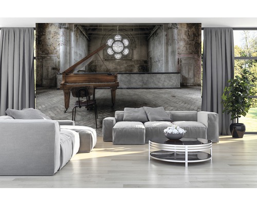 Wohnzimmer mit Fototapete, die ein altes Gebäude mit Klavier zeigt