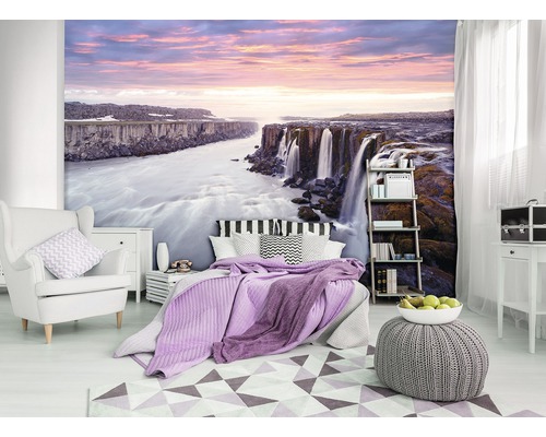 Dekoratives Schlafzimmer mit Wasserfall-Fototapete für eine helle Atmosphäre.