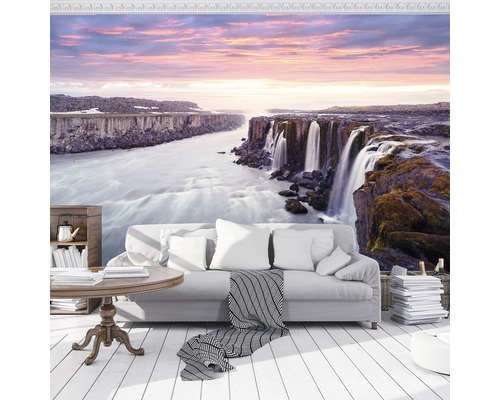 Wohnraum mit Fototapete Wasserfall-Motiv, Sofa, Tisch und Dekoration