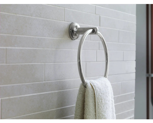 Handtuchring mit Handtuch an der Wand