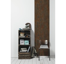 Dekoratives Interieur mit Bücherregal, Stuhl und Wandpaneel im Vintage-Stil.