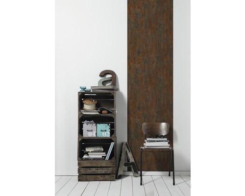 Dekoratives Interieur mit Bücherregal, Stuhl und Wandpaneel im Vintage-Stil.