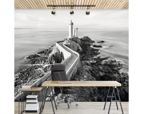 Büro mit Fototapete eines Leuchtturms auf einer felsigen Insel, Steg zum Festland