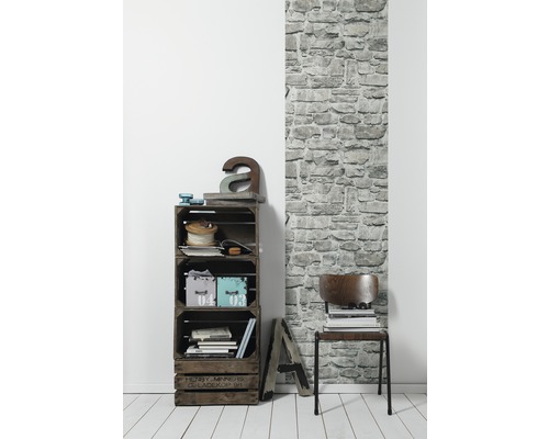 Dekoratives Zimmer mit Holzkistenregal und Steinwandtapete