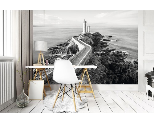 Fototapete mit Leuchtturm und Küstenlandschaft in einem modernen Arbeitszimmer.