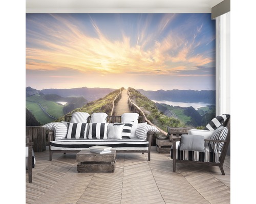 Wohnzimmer mit Fototapete einer Landschaft mit Weg und See