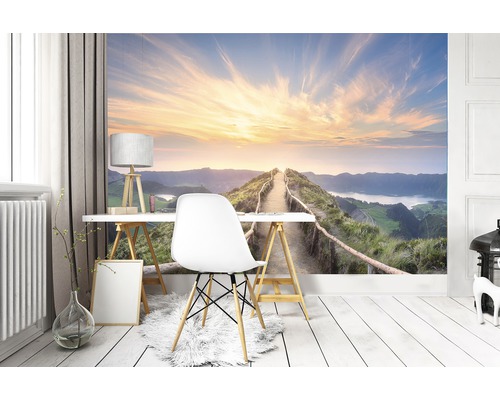 Dekoratives Zimmer mit Fototapete, die einen Weg mit Blick auf einen See zeigt.