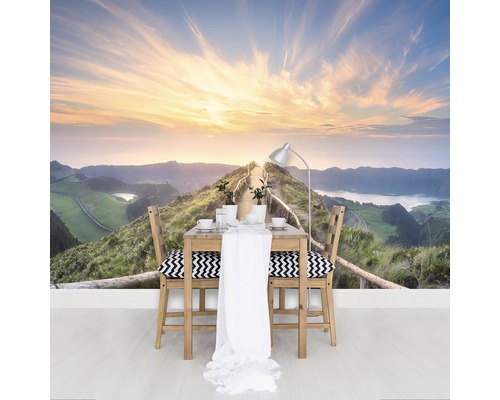 Fototapete mit Landschaftsmotiv, die eine idyllische Szene mit Tisch und Stühlen zeigt