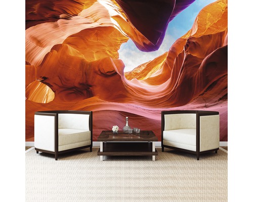 Wohnzimmer mit Fototapete von Canyonlandschaft, zwei Sesseln und einem Tisch