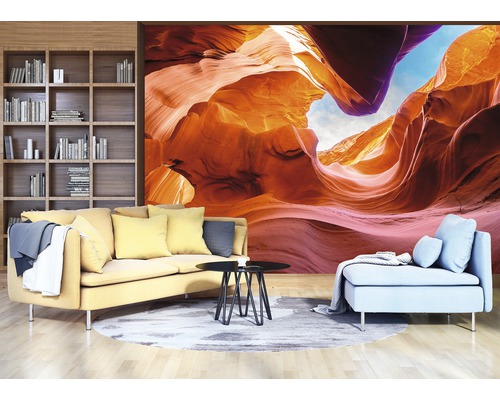 Wohnzimmer mit Fototapete, Sofa und Couchtisch