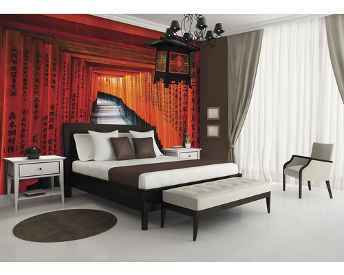 Schlafzimmer mit Fototapete, Bett, Nachttisch, Sitzbank, Sessel, Teppich und Gardinen für eine helle, organisierte Atmosphäre.