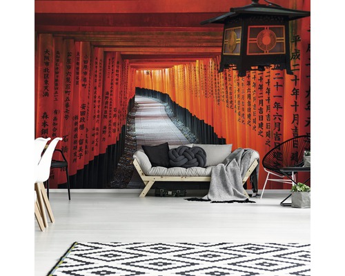 Dekoratives Wohnzimmer mit Fototapete mit japanischem Torweg