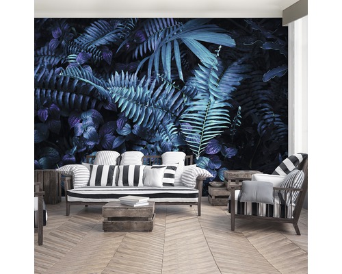 Wohnzimmer mit Fototapete mit Pflanzenmotiven, Sofa und Sessel